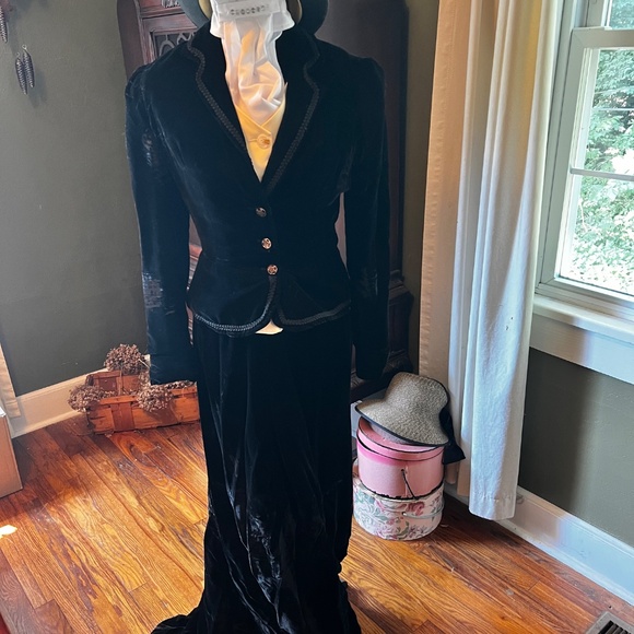 XS black velvet sidesaddle habit - Picture 8 of 10